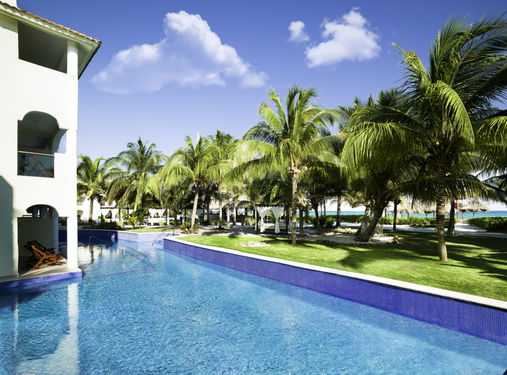 Swim-up Junior Suite at El Dorado Dorado Royale