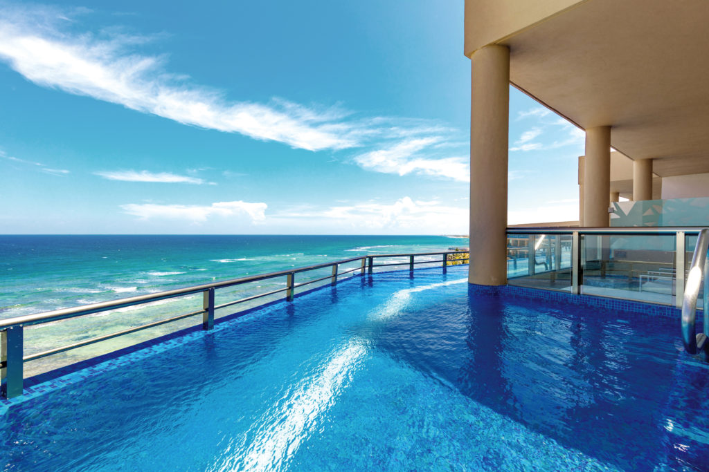 Oceanfront Infinity Pool Balcony